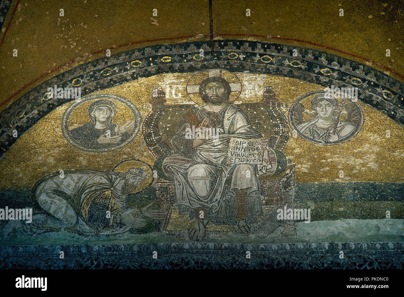La Turquie. Istambul. La basilique Sainte-Sophie. Mosaïque byzantine. L'empereur Léon VI priant hommage à Christ comme Pantocrator, de médaillons de la Vierge Marie et l'Archange Gabriel. Narthex mosaïque. 10e siècle. Banque D'Images