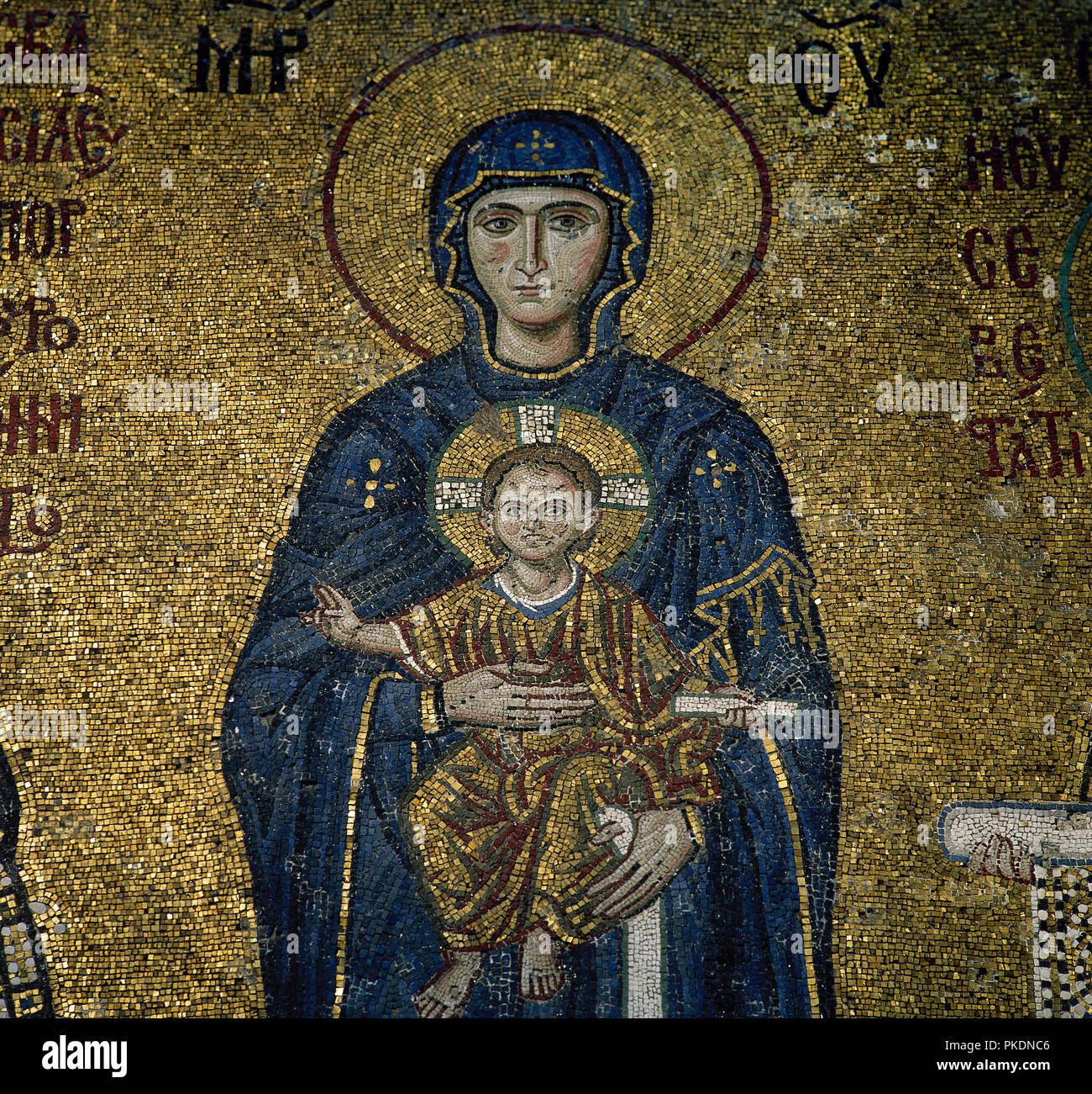 La Turquie. Istambul. La basilique Sainte-Sophie. Mosaïque byzantine. Mère vierge tenant l'Enfant Jésus. Ca, 1118. 12e siècle. Détail de la mosaïque avec l'empereur Jean II, Comnemus Vierge Marie avec l'Enfant Jésus et de l'impératrice Irène. Galerie sud. Banque D'Images