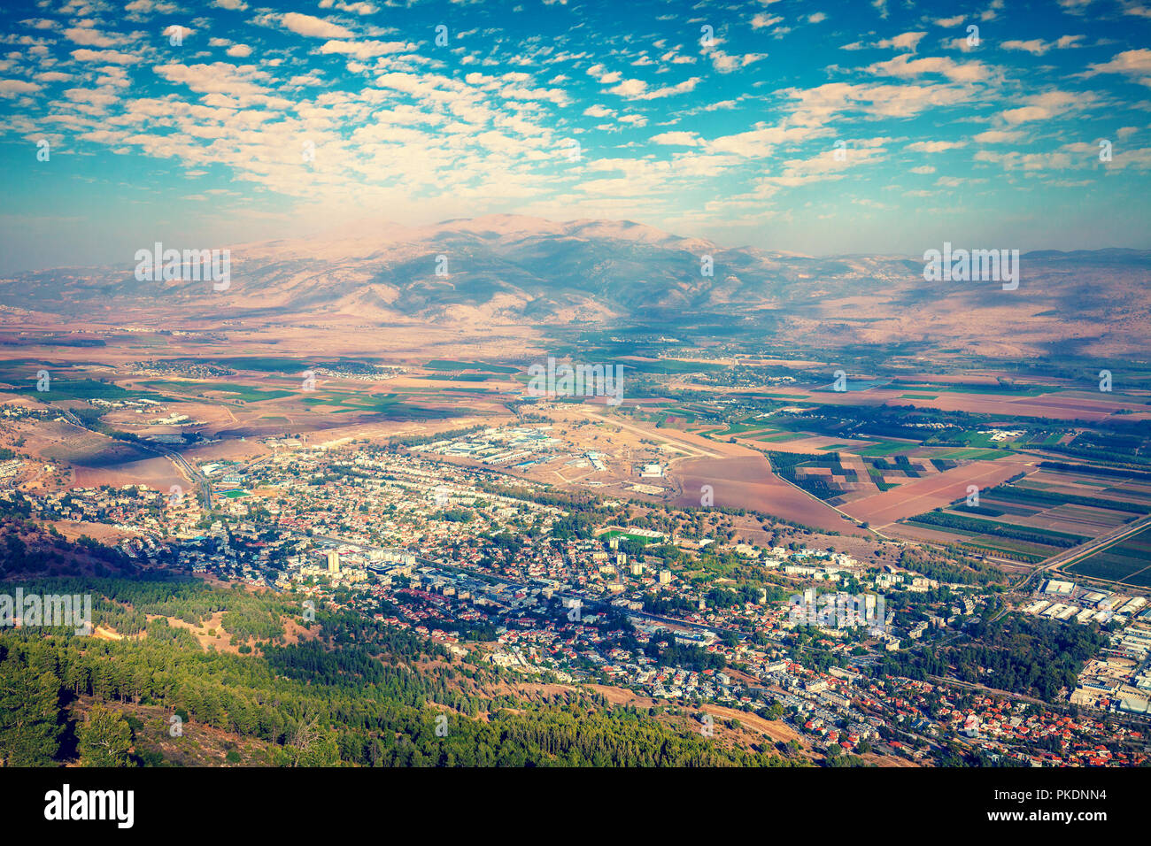 Vue depuis la falaise de Manara de Kiryat Shmona et ville mont Hermon. Israël Banque D'Images