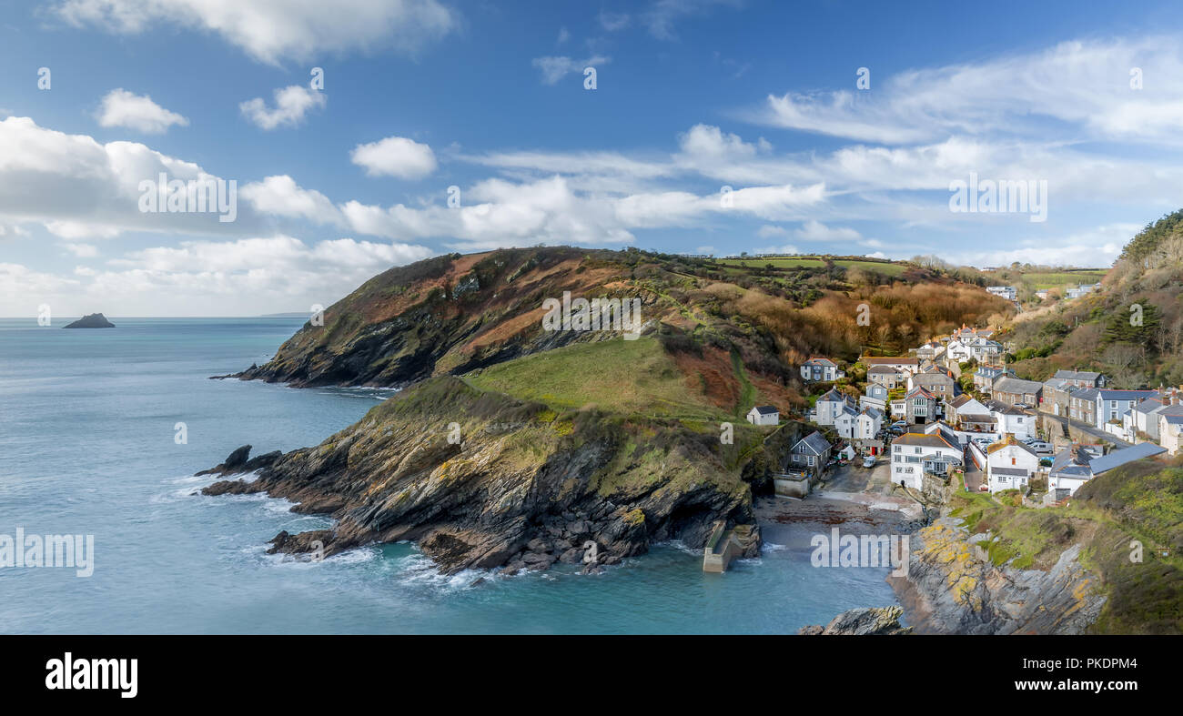 Vue sur le port du petit village, fihing Portloe, Cornwall Banque D'Images