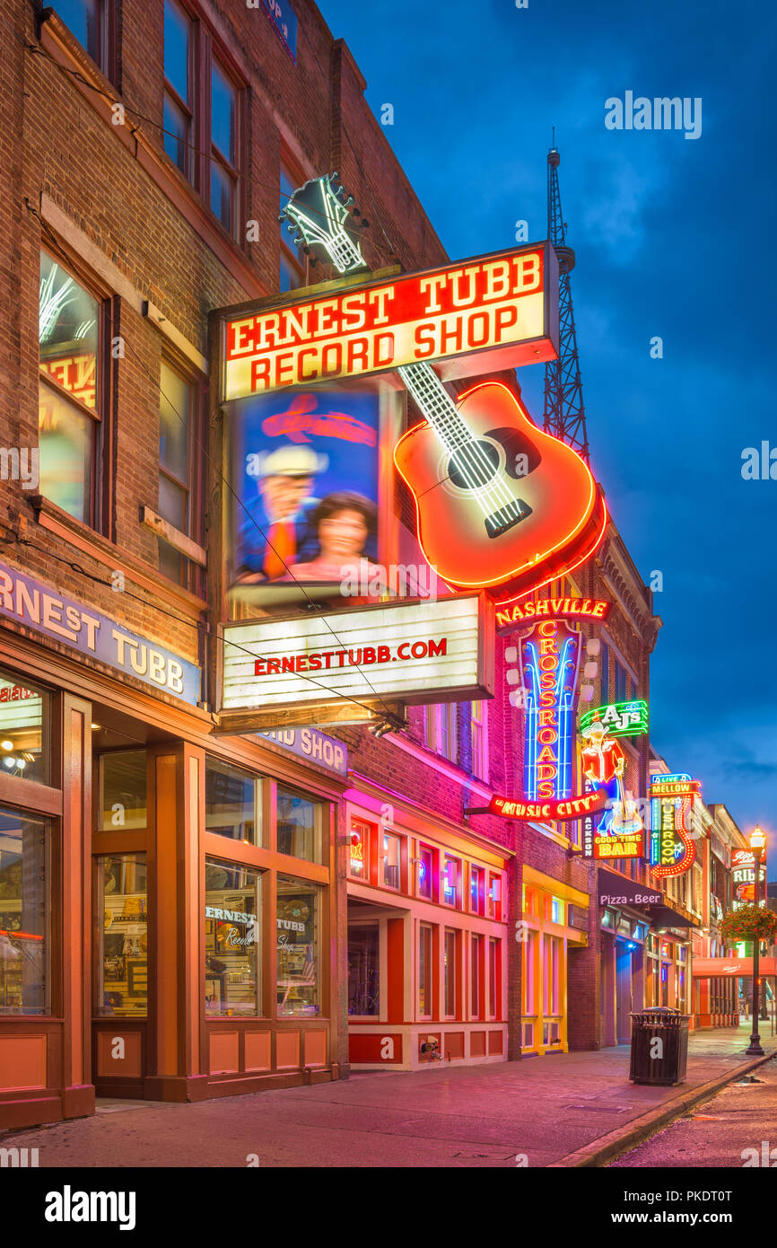 NASHVILLE, TENNESSEE - 20 août 2018 : l'honky-tonks sur Broadway. Le quartier est célèbre pour les nombreux spectacles de musique country establishme Banque D'Images