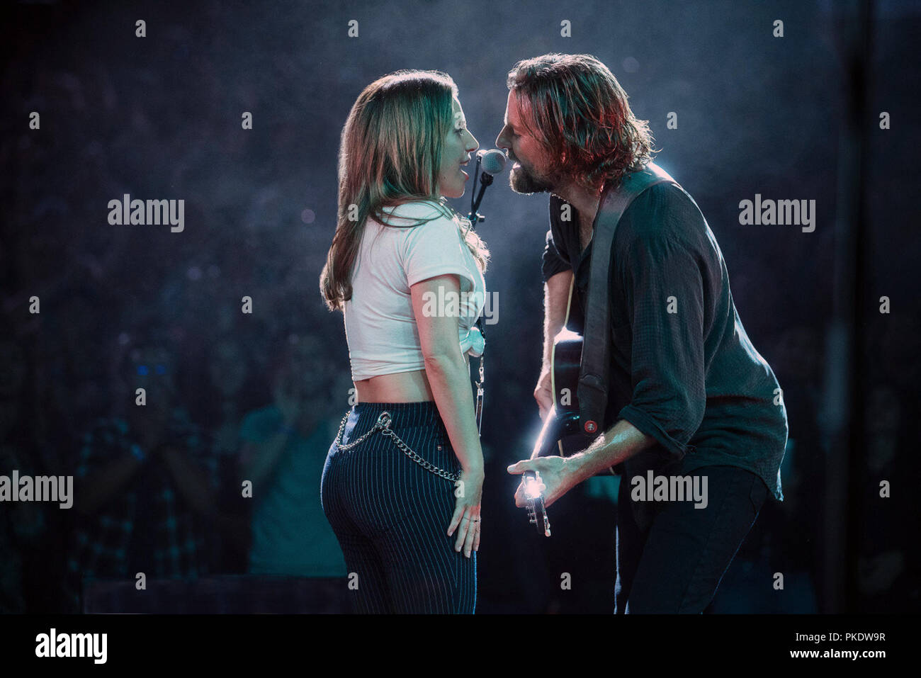 Une étoile est née est un film musical américain de théâtre romantique réalisé par Bradley Cooper et écrit par vous fers, Cooper, Eric Roth, Irene Mecchi, Stephen J. Rivele, Christopher Wilkinson et. C'est un remake du film de 1937 du même nom. Cette photo est pour un usage éditorial uniquement et est l'auteur de la société film et/ou le photographe attribué par le film ou la société de production et ne peut être reproduite que par des publications dans le cadre de la promotion du film ci-dessus. Un crédit obligatoire pour l'entreprise de film est nécessaire. Le photographe devrait également être crédité lorsque kn Banque D'Images