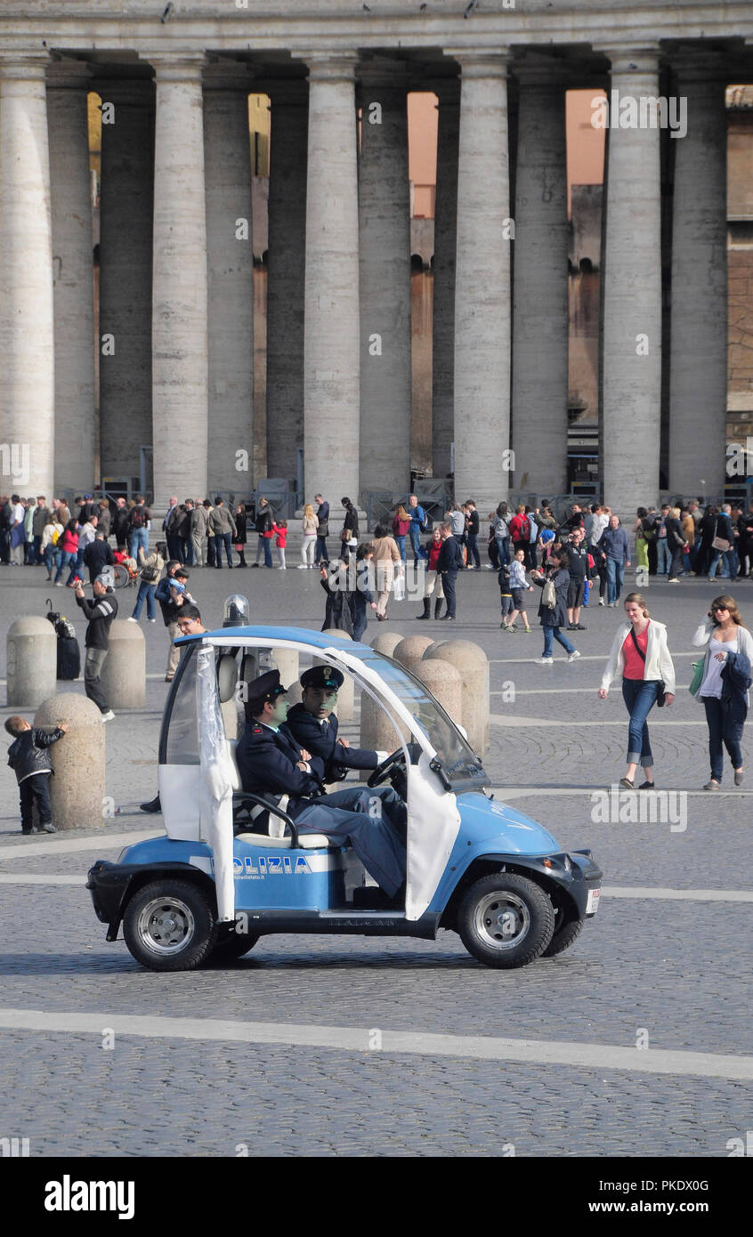 L'Italie, Lazio, Rome, le Vatican, la Place Saint Pierre, véhicule de police sur la place. Banque D'Images