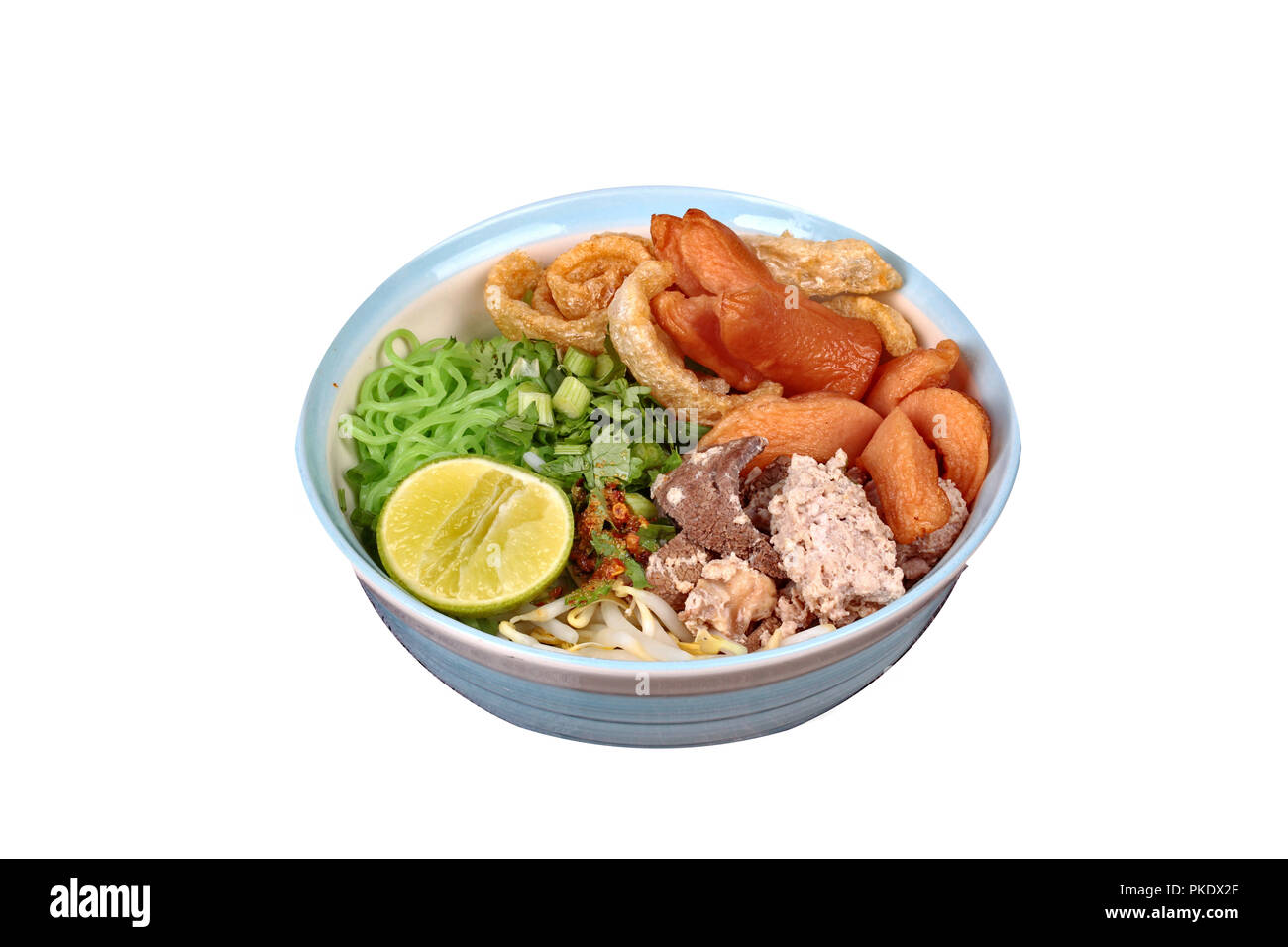 Des nouilles vert isolé avec tom yam en tête de porc émincé de foie de poulet, saucisses,2015,le citron,germes de haricots, piment, coriandre et couenne de porc. Banque D'Images