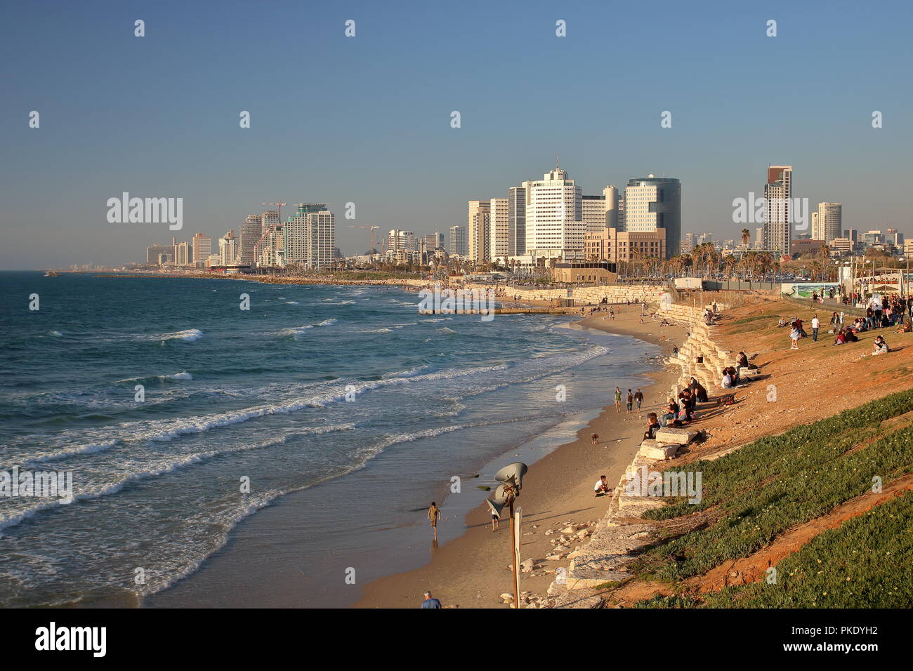 Vue panoramique sur baie de Mer Méditerranée à Tel Aviv, Israël, plage, détente, promenade, modern high scyscrapers, ciel bleu, des vagues sur l'eau. Banque D'Images