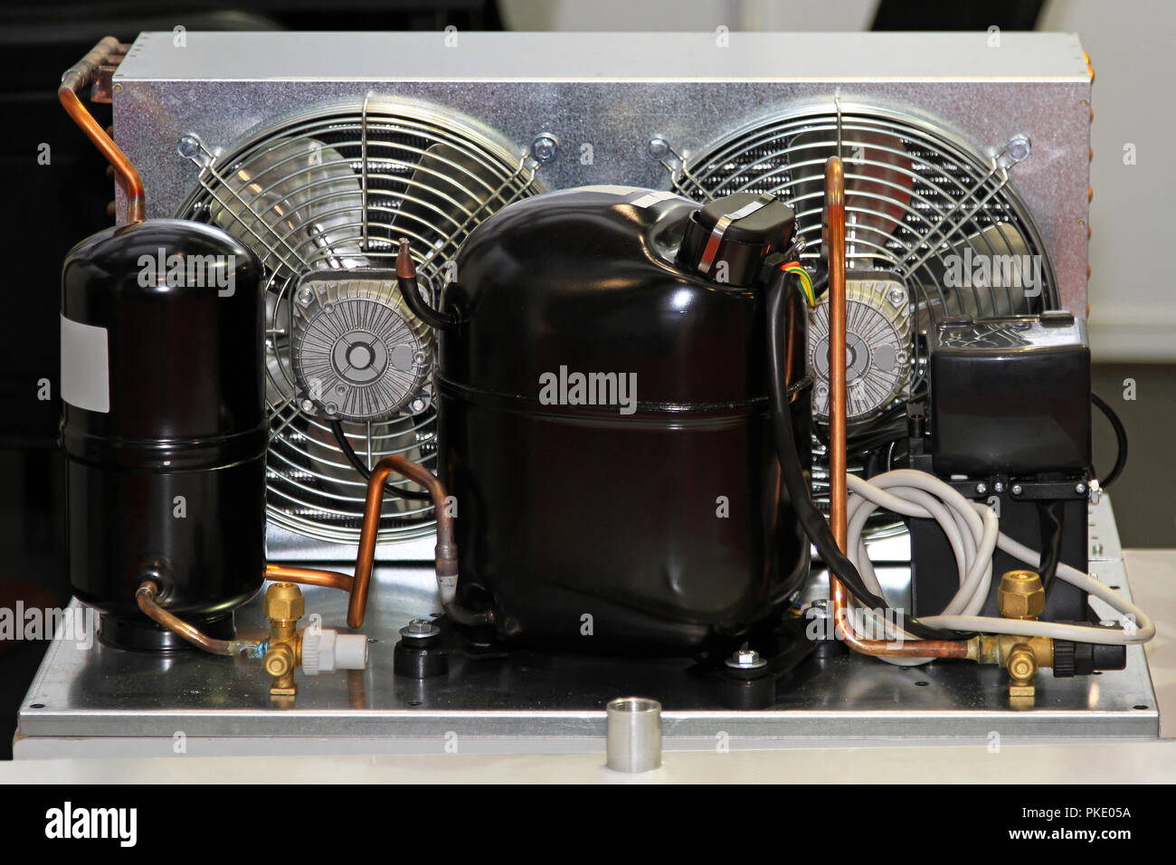 Réfrigérateur avec compresseur condenseur à air de la pompe de l'unité  Photo Stock - Alamy