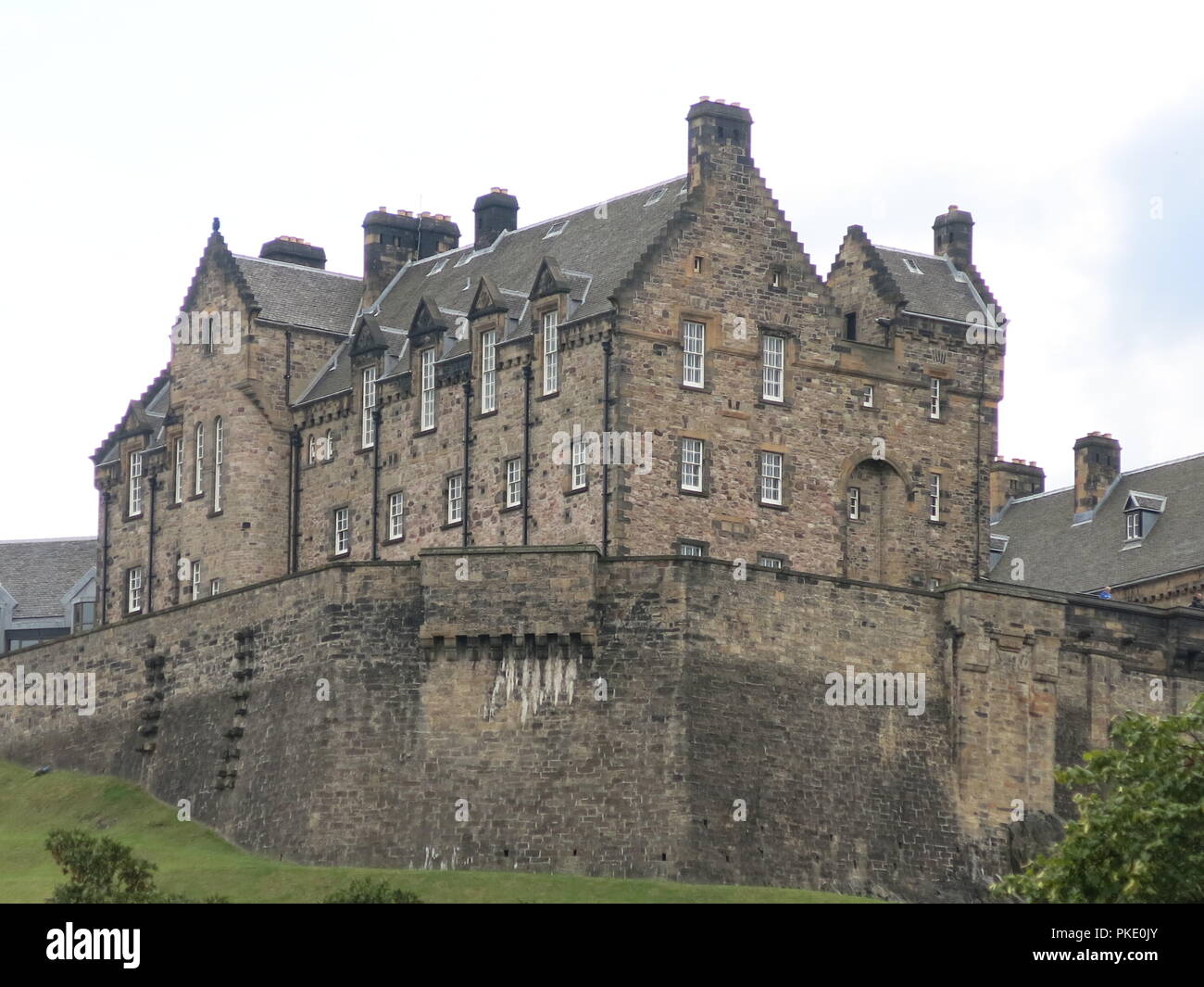 Une vue sur le château d'Édimbourg prises depuis le pied de la roche dans le cimetière de St Cuthbert's ; côté de Princes Street, Édimbourg Banque D'Images