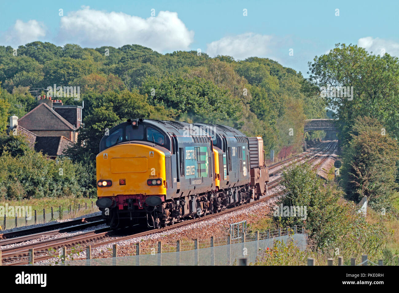 Une paire de locomotives diesel de la classe 37 et les numéros 37611 37607 travaillant une fiole nucléaire train près de Sevenoaks, dans le Kent le 25 septembre 2010. Banque D'Images