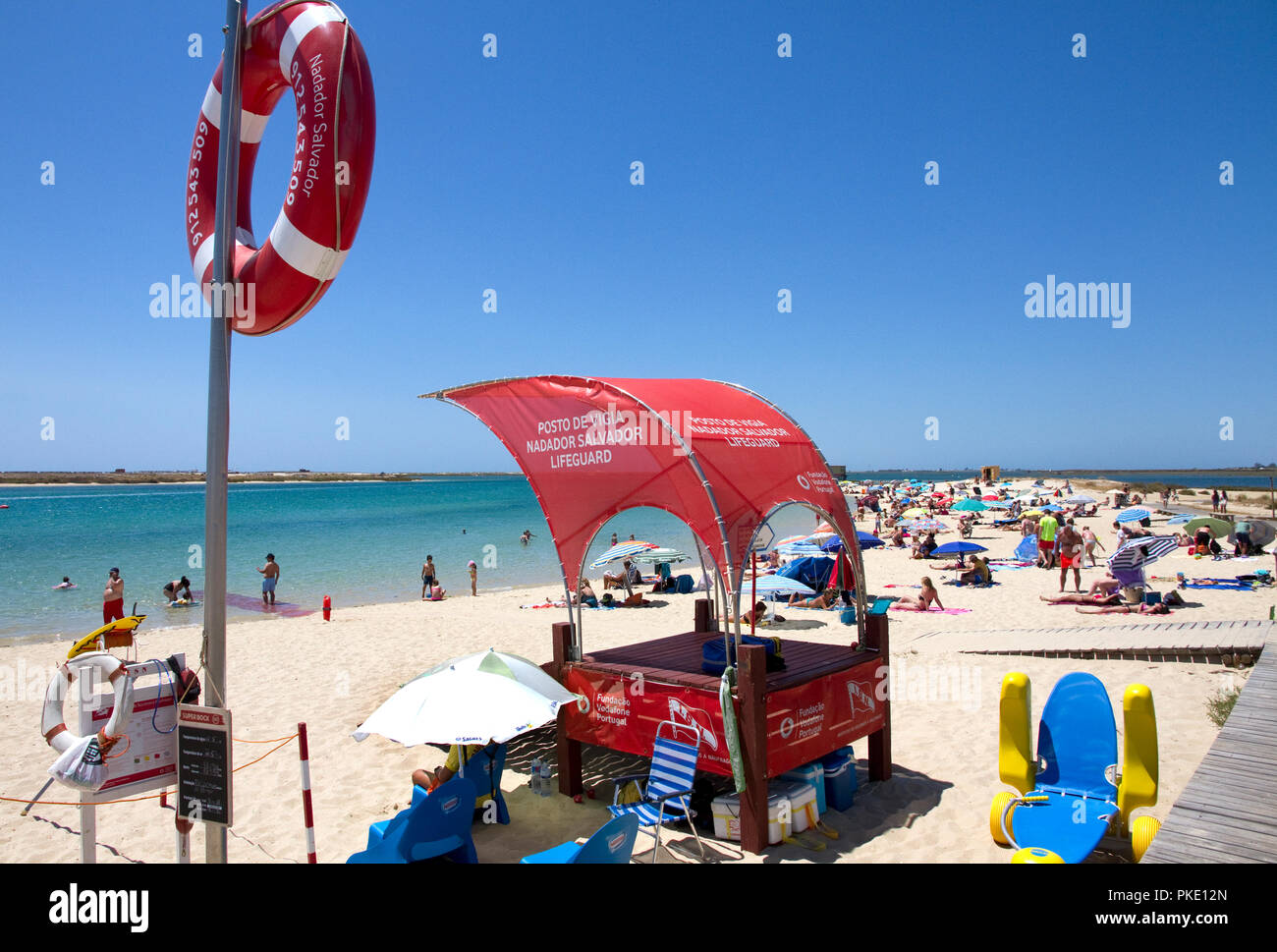 Lifeguard station sur plage à Fuseta, Olhao, Algarve, Portugal Banque D'Images