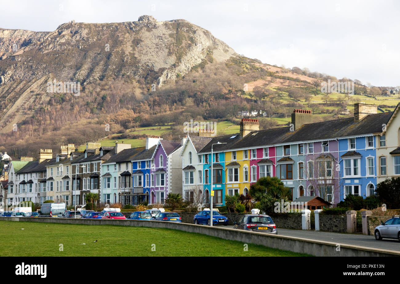 Maisons peintes sur la Promenade, Llanfairfechan, Conwy, Clwyd, Pays de Galles. Penmaenmawr derrière la montagne. Banque D'Images