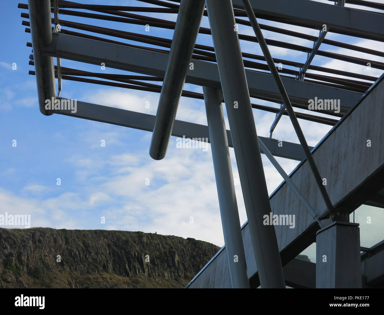 À 14 ans, le bâtiment du parlement écossais semble toujours une controverse, post-moderne, près du palais de Holyrood, Édimbourg. Banque D'Images