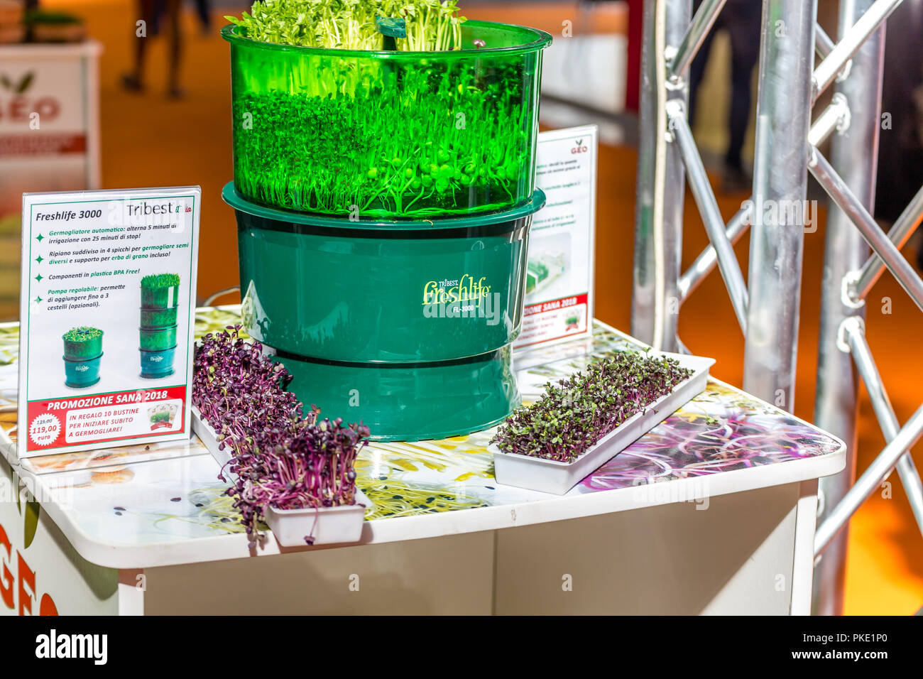 Bologne (Italie), le 10 septembre 2018 : produits phares éclairant au SANA, salon international des produits naturels et biologiques Banque D'Images