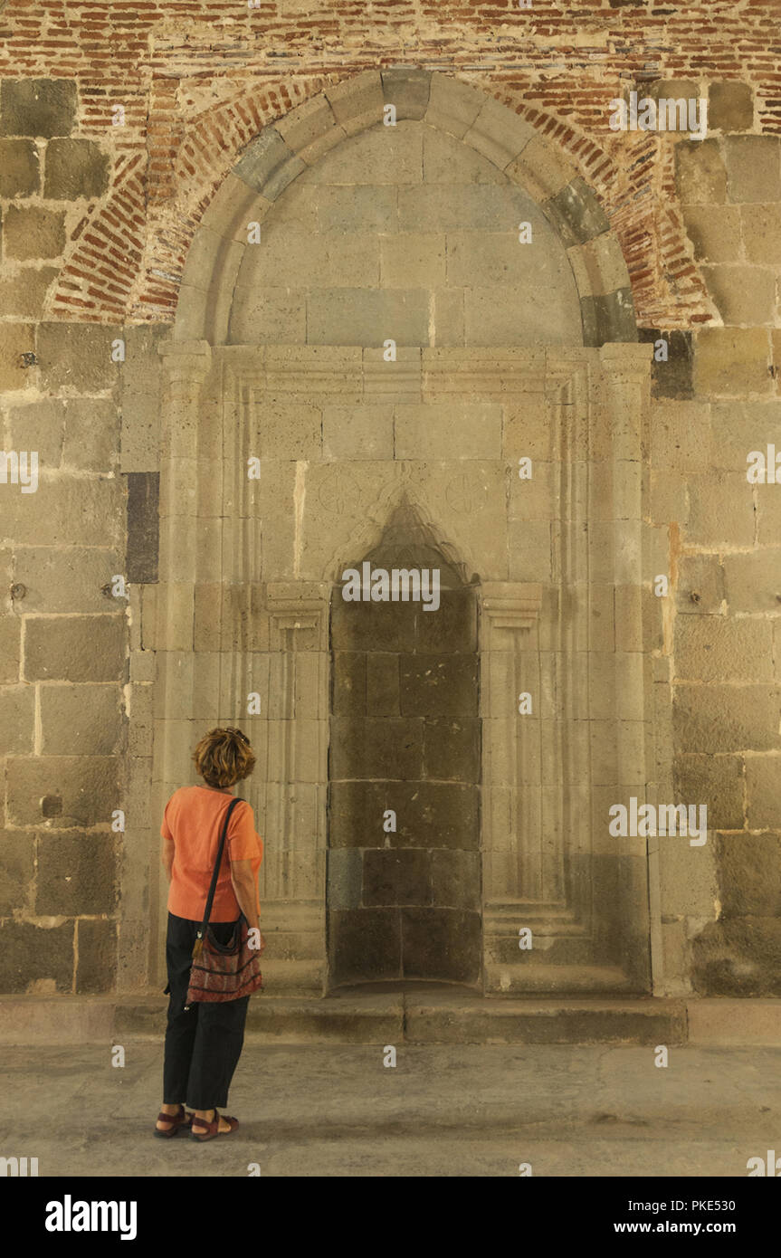 La Géorgie, Akhaltsikhe, Rabati château forteresse, 17e-18e c, mosquée Ahmadiyya, années 1750, intérieur avec femme Banque D'Images