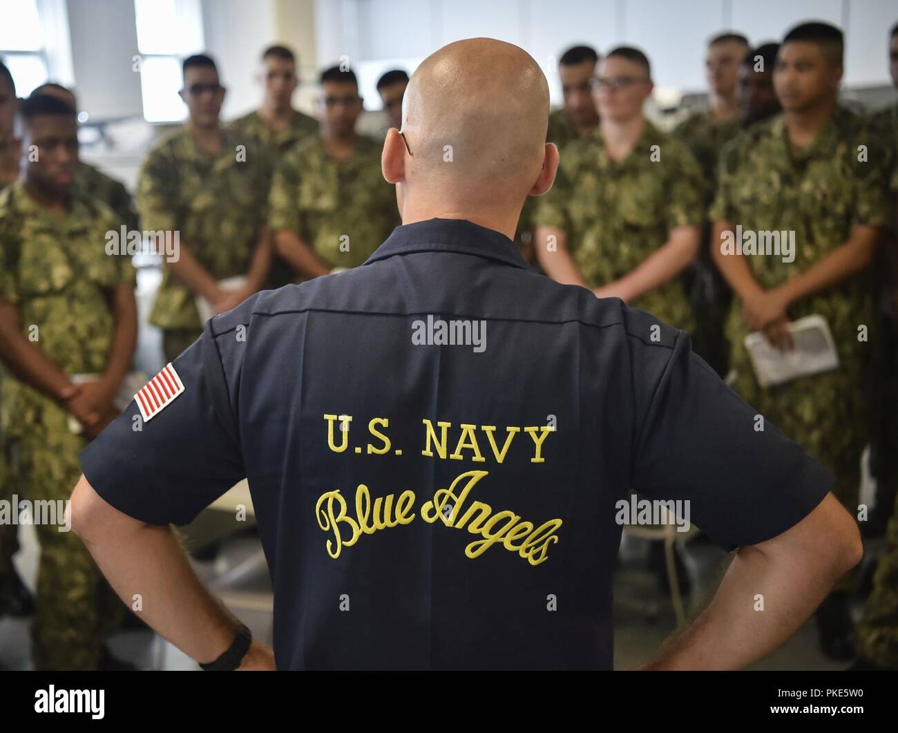 Grands Lacs, Illinois (24 juillet 2018) l'Aviation Mécanicien structurels 1re classe Jace Gerrard, affecté à l'Escadron de démonstration en vol de la Marine américaine, les Blue Angels, parle avec les recrues de l'escadron de la division boot camp à recruter le commandement de l'instruction (RTC). Environ 38 000 à 40 000 diplômés chaque année de l'recrues de la Marine que boot camp. . Banque D'Images