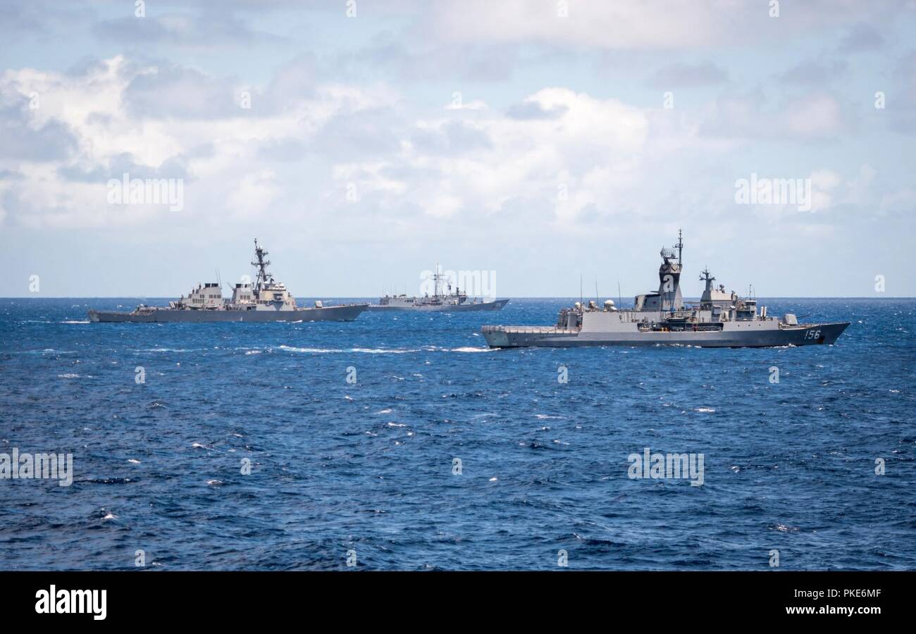 Océan Pacifique (Juillet 26, 2018) - de gauche, missiles USS O'Kane (DDG 77), Royal Australian Navy la frégate lance-missiles HMAS Melbourne (FFG 05), et la frégate de la Marine royale australienne HMAS Toowoomba (FFH 156) et d'autres navires et sous-marins participer à un groupe de la voile au cours de l'exercice Rim of the Pacific (RIMPAC) au large de la côte d'Hawaï, le 26 juillet. Vingt-cinq nations, 46 navires et 5 sous-marins, et d'environ 200 avions et 25 000 personnes participent à l'EXERCICE RIMPAC du 27 juin au 2 août dans et autour des îles Hawaï et la Californie du Sud. Le plus grand m international Banque D'Images