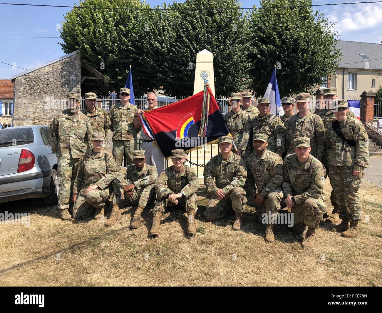 Des soldats de la Garde Nationale de New York, 42e Division d'infanterie, visitez l'Oise- Aisne Cimetière Américain de Seringes et Nesles, France pour une répétition de la cérémonie et ensuite participer à la Croix Rouge 10 mars mile Farm le 27 juillet 2018. Certains des soldats ont commencé dans la ville de Sergy, France où la Division des soldats perdus dans cette ville pendant la Première Guerre mondiale. La Croix Rouge Farm battlefield tour était un 10-Mile Road mars de sites historiques de la première Division Arc-en-ciel actions offensives de juillet 25-30, 1918. L'assaut de la division a fait partie de la première attaque alliée sur un 25 Banque D'Images