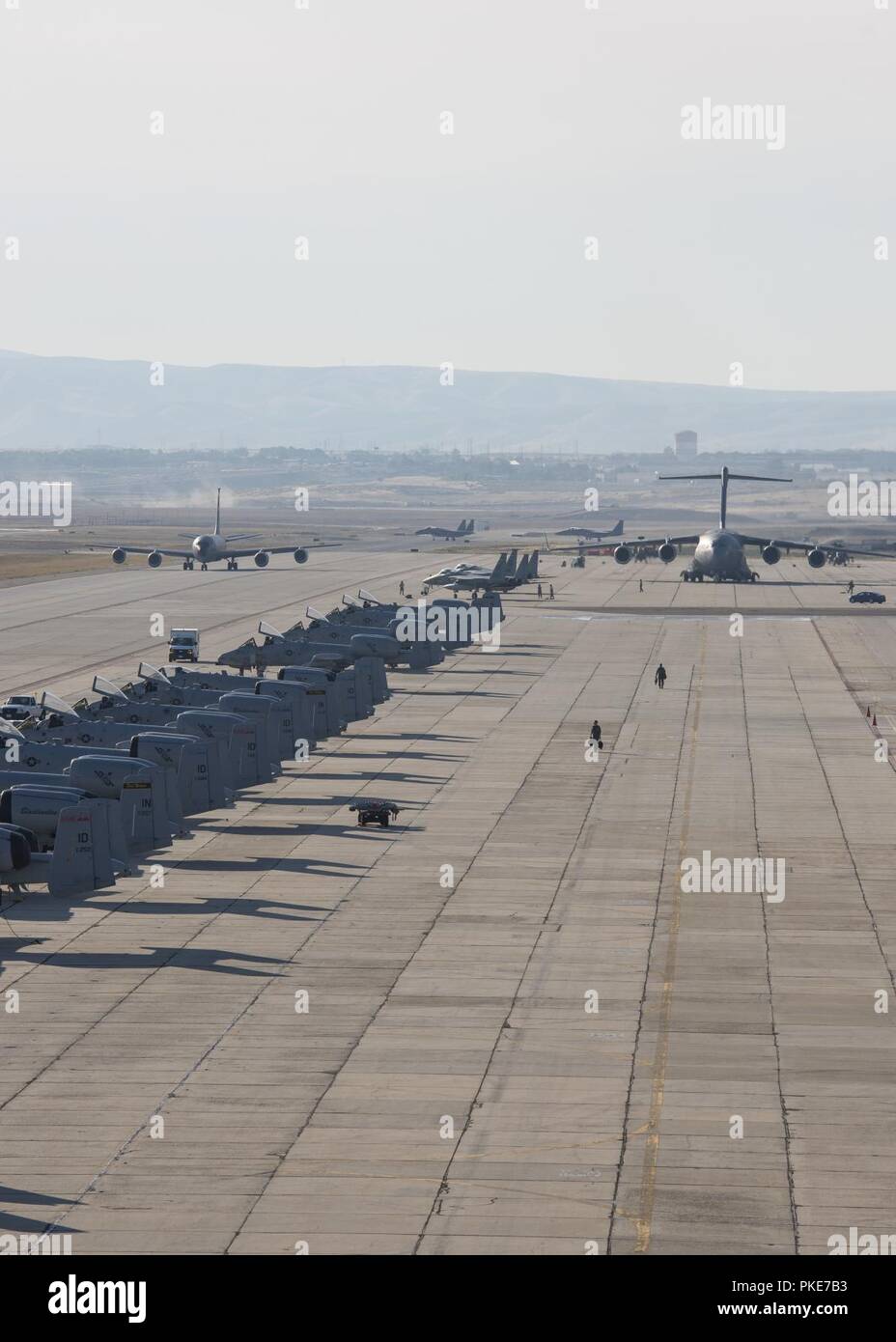 Un KC-135R à partir de la 117e Escadre de ravitaillement en vol de l'Alabama Air National Guard taxis avant de retirer à Gowen Field le 27 juillet 2018. Le ravitaillement aérien soutenait le 122e Escadron de chasse de la 159e Escadre de chasse, la Louisiane Air National Guard, qui participait à l'entraînement au combat aérien dissemblables avec un-10Cs à partir de la 124e Escadre de chasse's 190th Fighter Squadron. Banque D'Images