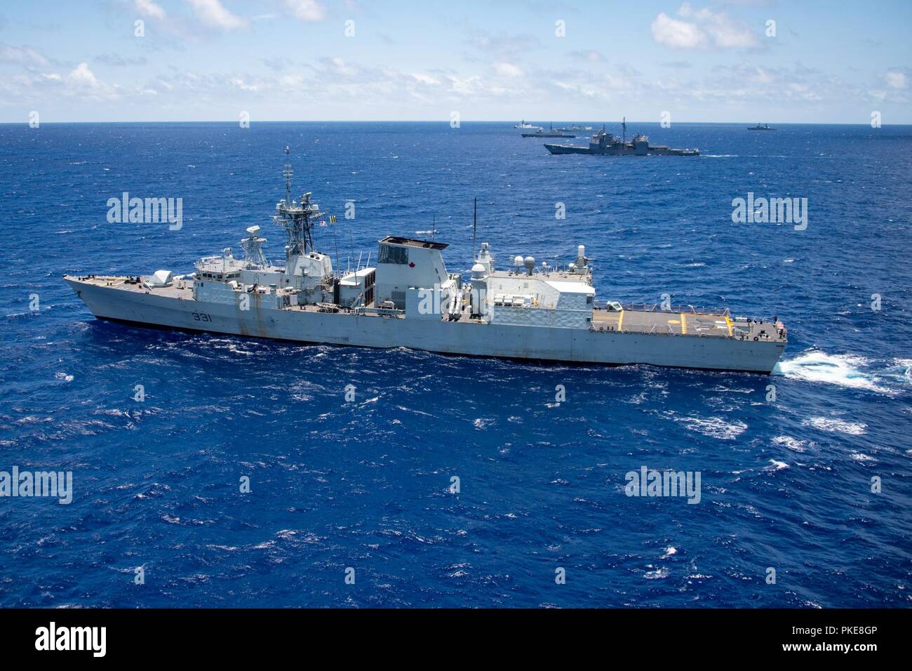 Océan Pacifique (Juillet 26, 2018) Marine Royale Canadienne frégate NCSM Vancouver (FFH 331) participe à un groupe de la voile au cours de l'exercice Rim of the Pacific (RIMPAC) au large de la côte d'Hawaï, le 26 juillet. Vingt-cinq nations, 46 navires et 5 sous-marins, et d'environ 200 avions et 25 000 personnes participent à l'EXERCICE RIMPAC du 27 juin au 2 août dans et autour des îles Hawaï et la Californie du Sud. Le plus grand exercice maritime international RIMPAC, fournit une formation unique alors que la promotion et le soutien de relations de coopération entre les participants essentiels à la Banque D'Images