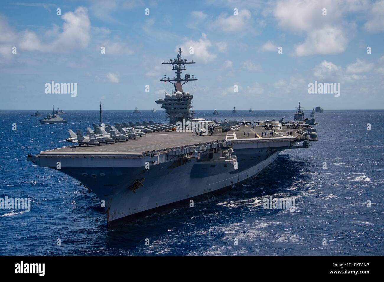 Océan Pacifique (Juillet 26, 2018) Le porte-avions USS Carl Vinson (CVN 70) participe à un groupe de la voile au cours de l'exercice Rim of the Pacific (RIMPAC) au large de la côte d'Hawaï, le 26 juillet. Vingt-cinq nations, 46 navires et 5 sous-marins, et d'environ 200 avions et 25 000 personnes participent à l'EXERCICE RIMPAC du 27 juin au 2 août dans et autour des îles Hawaï et la Californie du Sud. Le plus grand exercice maritime international RIMPAC, fournit une formation unique alors que la promotion et le soutien de relations de coopération entre les participants essentiels pour assurer la sécurité Banque D'Images