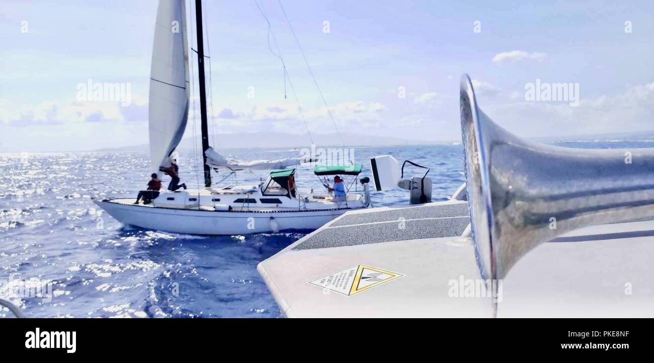 Une station Honolulu 45 pieds de l'équipe Réponse Boat-Medium répond à un voilier démâté au large d'Honolulu, le 29 juillet 2018. Le RB-M équipage était en mesure d'aider les navigateurs et les remorquage au port. Banque D'Images