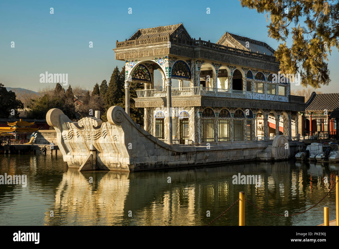 Le bateau de marbre, un pavillon au bord du lac dans le Lac de Kunming, le Palais d'été, à Beijing, Chine Banque D'Images