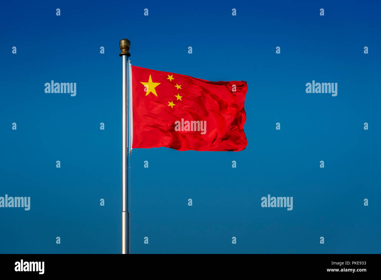 Le drapeau de la Chine, également connu sous le nom de l'hôtel cinq étoiles Drapeau rouge, de la Place Tiananmen, à Beijing, Chine Banque D'Images