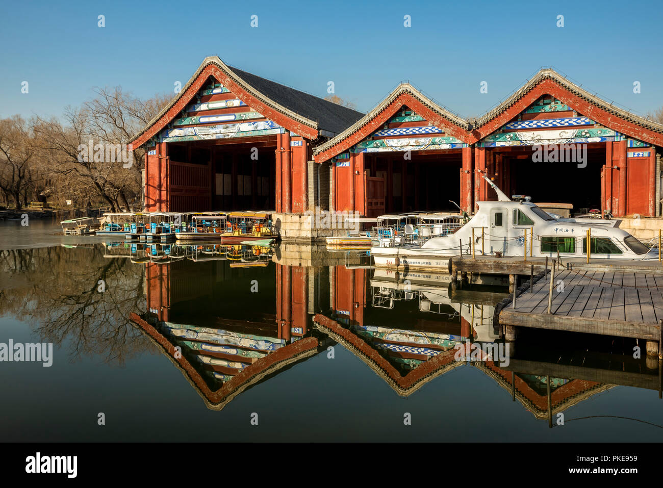 Bateaux de touristes amarré dans le Lac de Kunming, le Palais d'été, à Beijing, Chine Banque D'Images