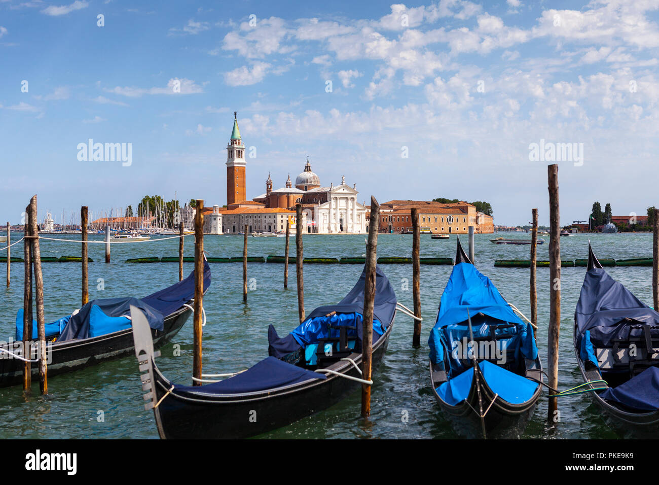 Gondoles à Venise, amarré en face de San Giorgio Maggiore ; Venise, Italie Banque D'Images