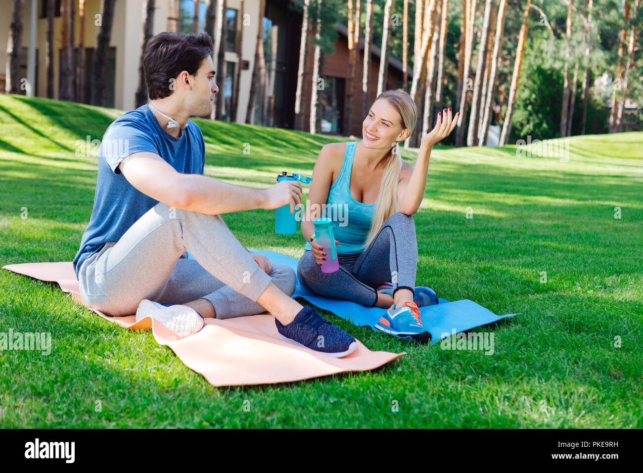 Beau couple heureux joyeux profitant de leur pause Banque D'Images