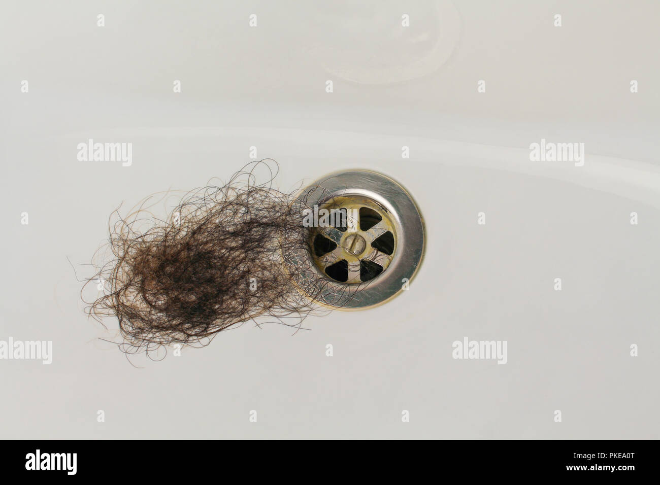 Perdu des cheveux dans le lavabo Photo Stock - Alamy