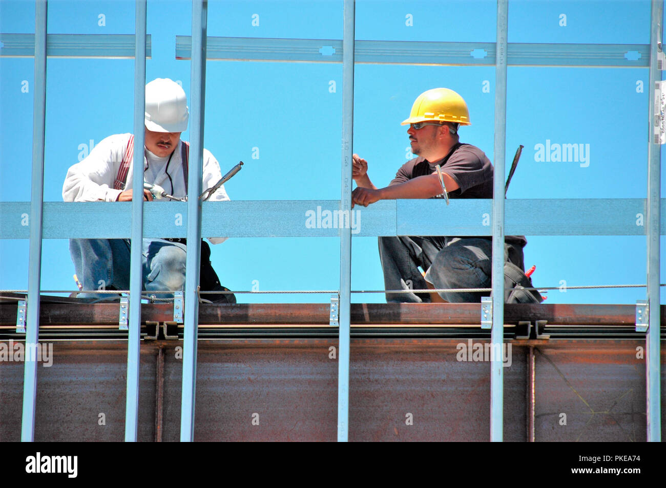 L'ossature en acier de mise à niveau pour les bâtiments commerciaux d'évitement à l'aide de clous de la construction écologique par les travailleurs de la construction en Californie USA Amérique latine du vrai Banque D'Images