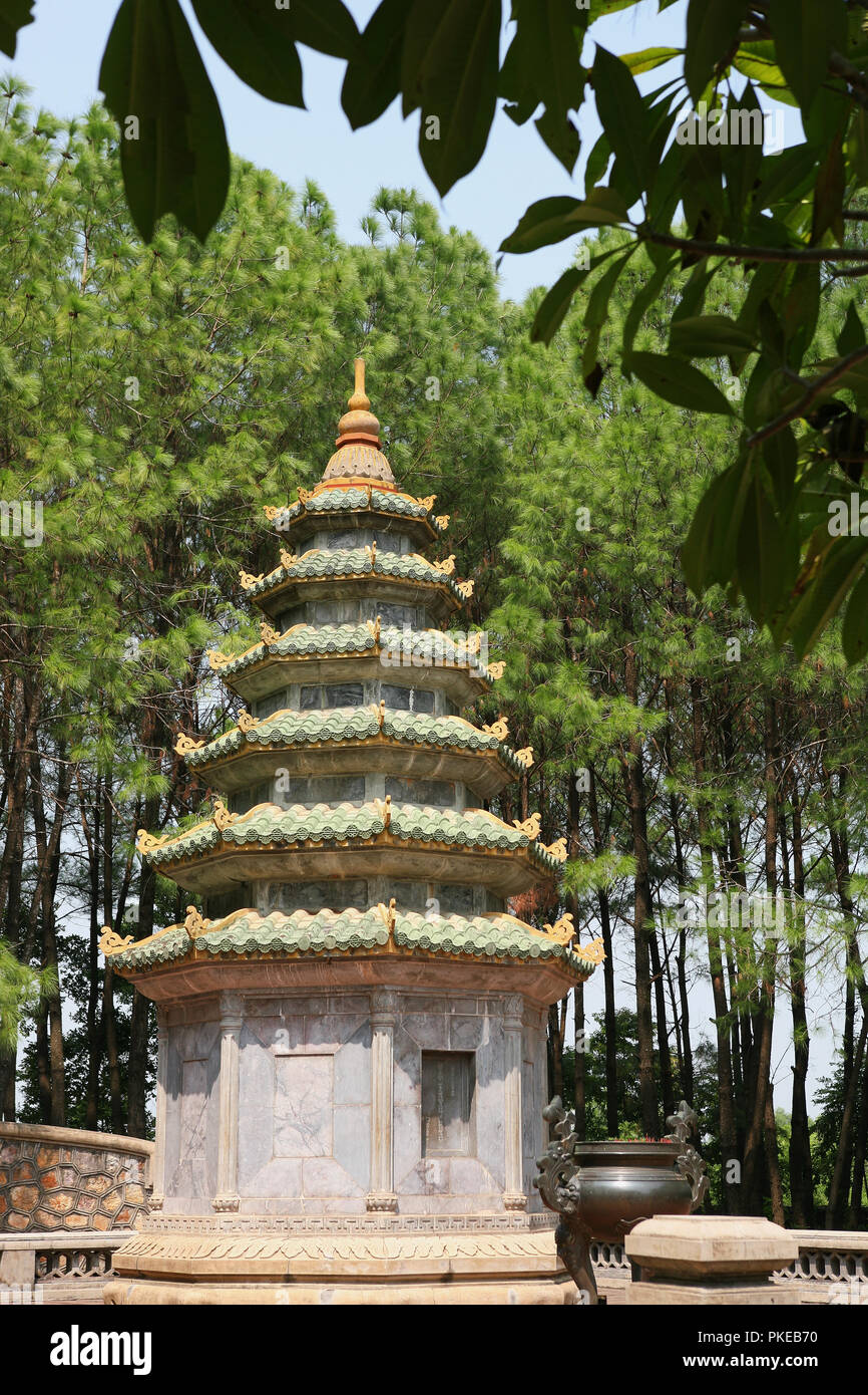 Stupa à l'arrière de la Pagode Thiên Mụ, Hue, Viet Nam Banque D'Images