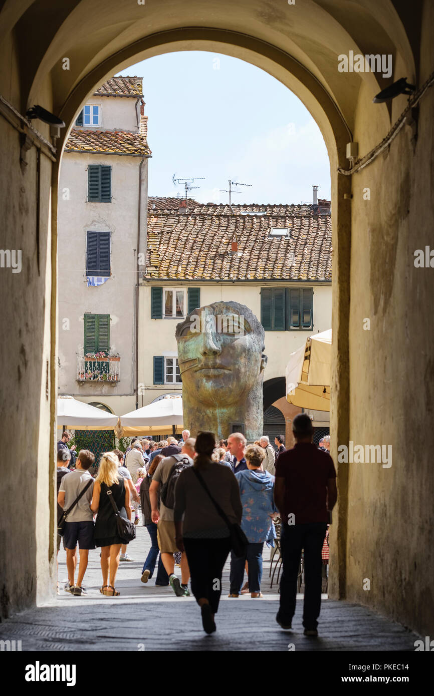 Piazza Anfiteatro Romano ; Lucca, Toscane, Italie Banque D'Images