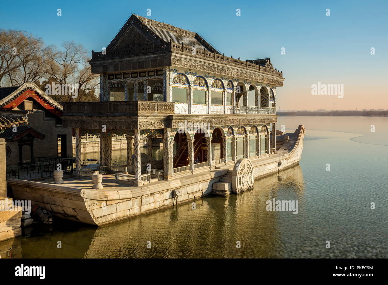 Le bateau de marbre, un pavillon au bord du lac dans le Lac de Kunming, le Palais d'été, à Beijing, Chine Banque D'Images