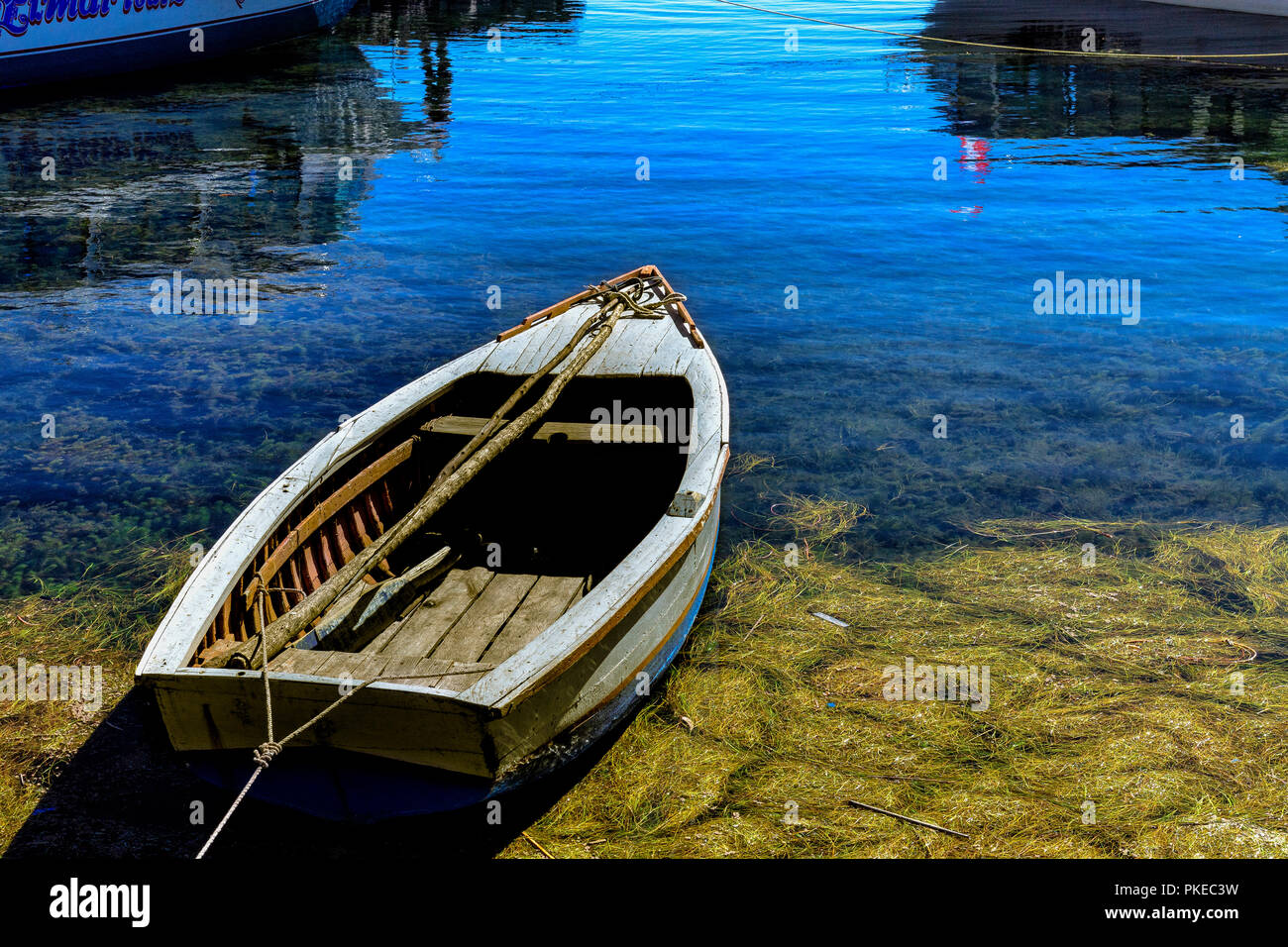 Bateau de pêche parmi les roseaux au Puerto Chilcano île Taquile sur le lac Titicaca Banque D'Images