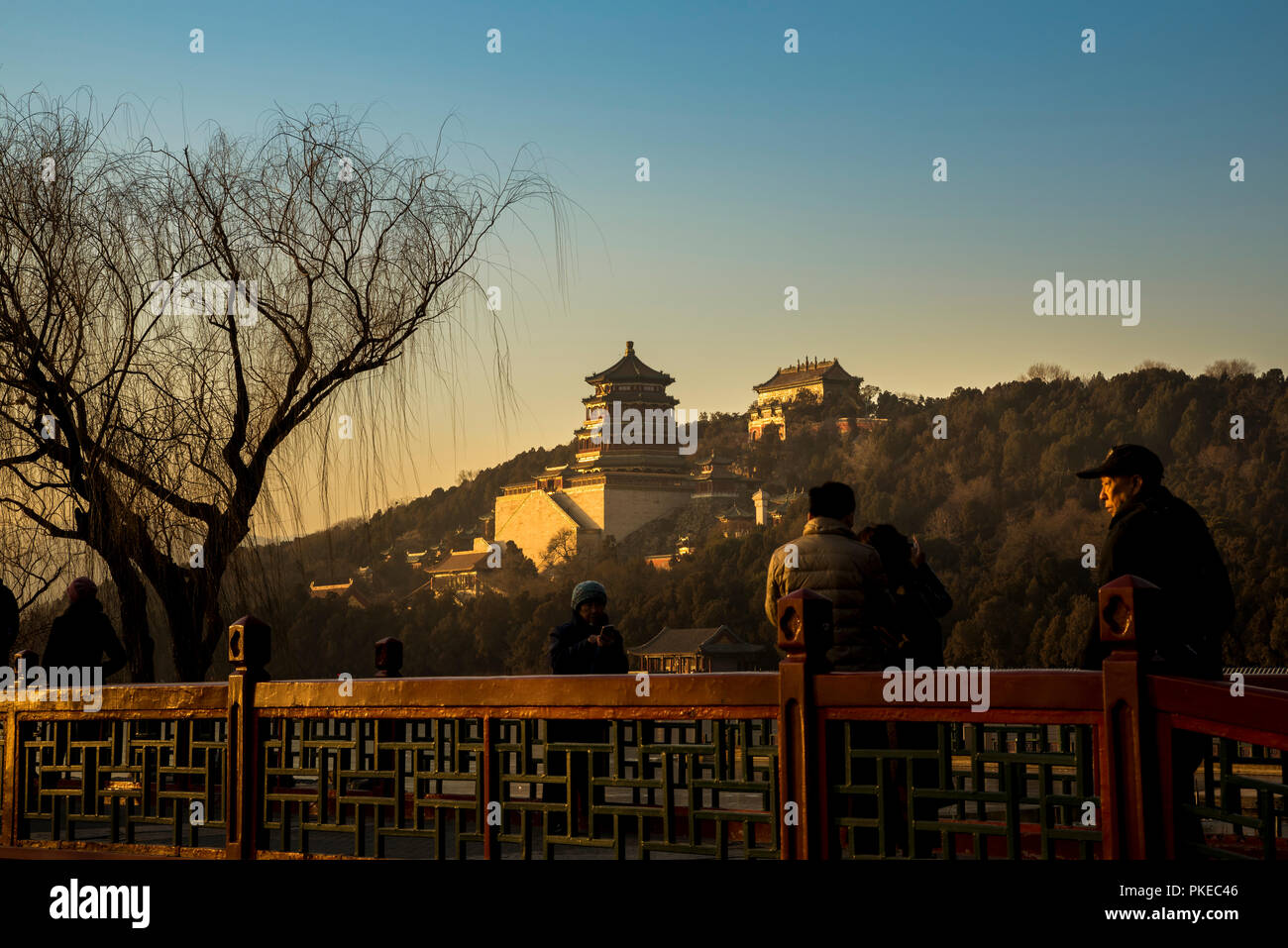 Vue de la tour de l'Encens bouddhiste et Le Lac de Kunming, le Palais d'été, à Beijing, Chine Banque D'Images