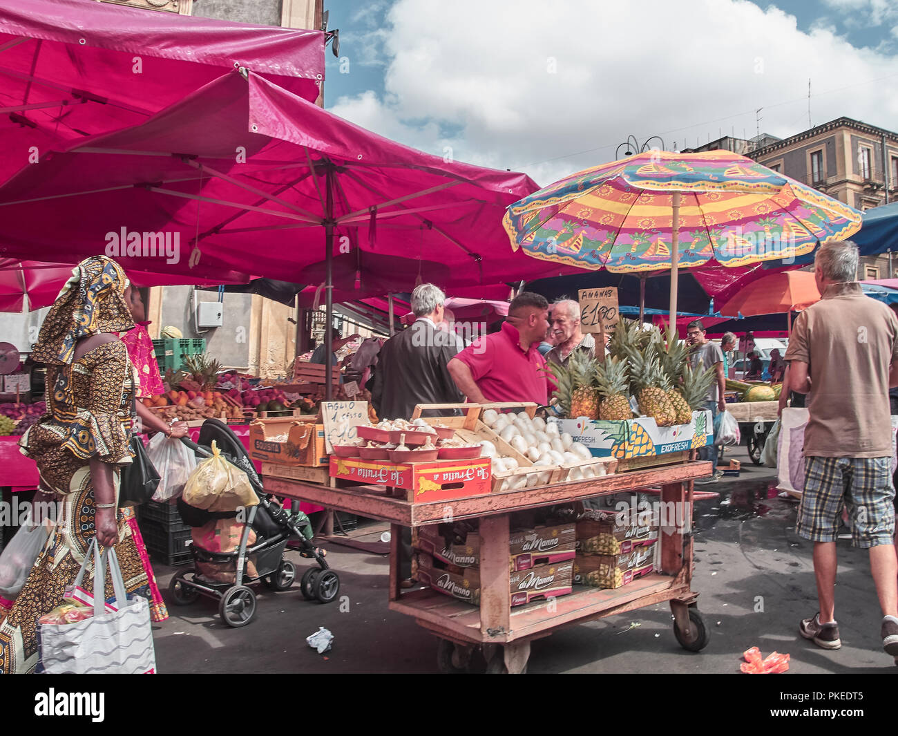 Catane, Italie - 22 août 2018 : shot de la traditionnelle 'fera 'o Luni', une route hebdomadaire marché ouvert où les gens peuvent acheter de la nourriture, de boissons, d'habillage et Banque D'Images