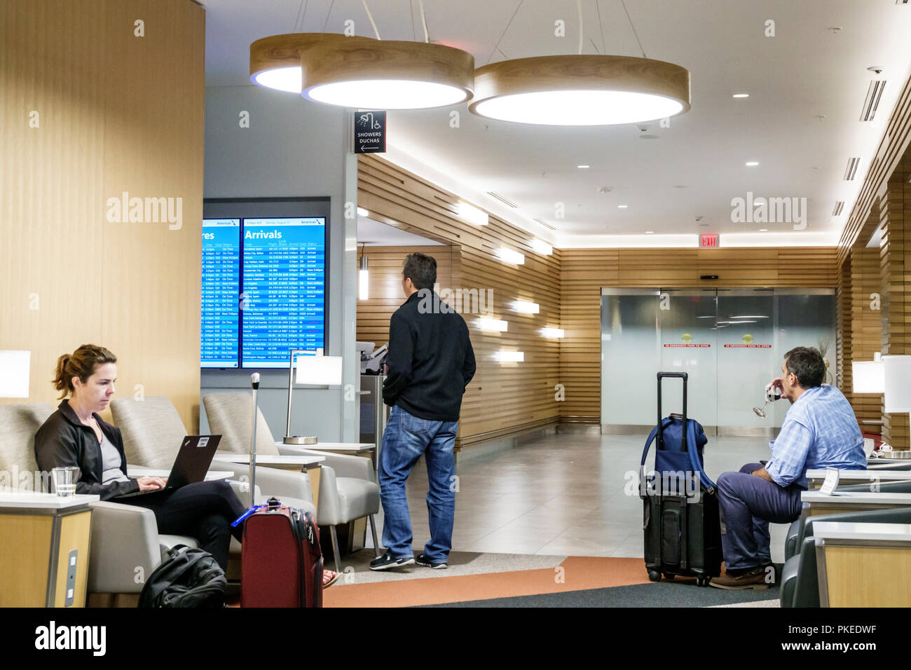 Miami Florida, aéroport international MIA, terminal Gate, American Airlines Business Class Flagship lounge, homme hommes hommes, femme femmes, passager Banque D'Images