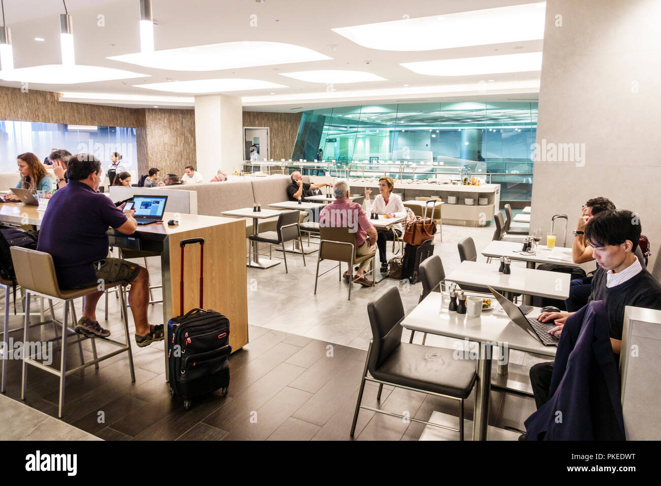 Miami Florida, aéroport international MIA, terminal Gate, American Airlines Business Class Flagship lounge, salle à manger, tables, homme hommes hommes, femme femme Wo Banque D'Images