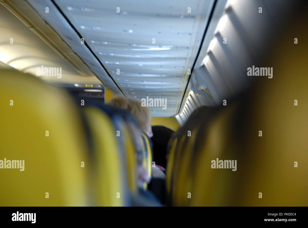 Dans la cabine de l'avion entre les sièges sur un vol Ryanair Banque D'Images