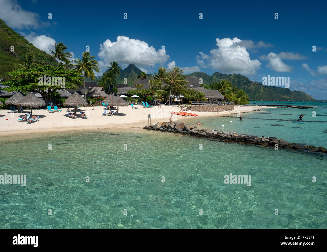 Au fil de l'eau bungalows de l'hôtel Hilton Lagoon Resort and Spa,, 98728 Papetoai Moorea, Tahiti, Polynésie Française Banque D'Images