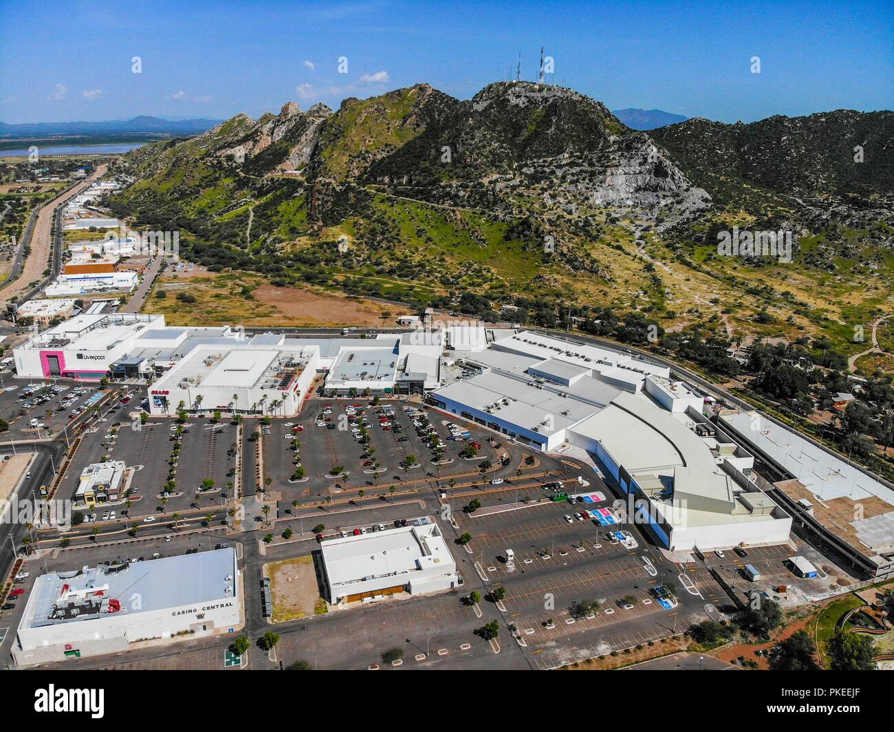 Paisaje urbano, paisaje de la ciudad de Hermosillo, Sonora, Mexique. De Estacionamiento autos y centro comercial Galerias Mall. Cerro de la cementera. Banque D'Images