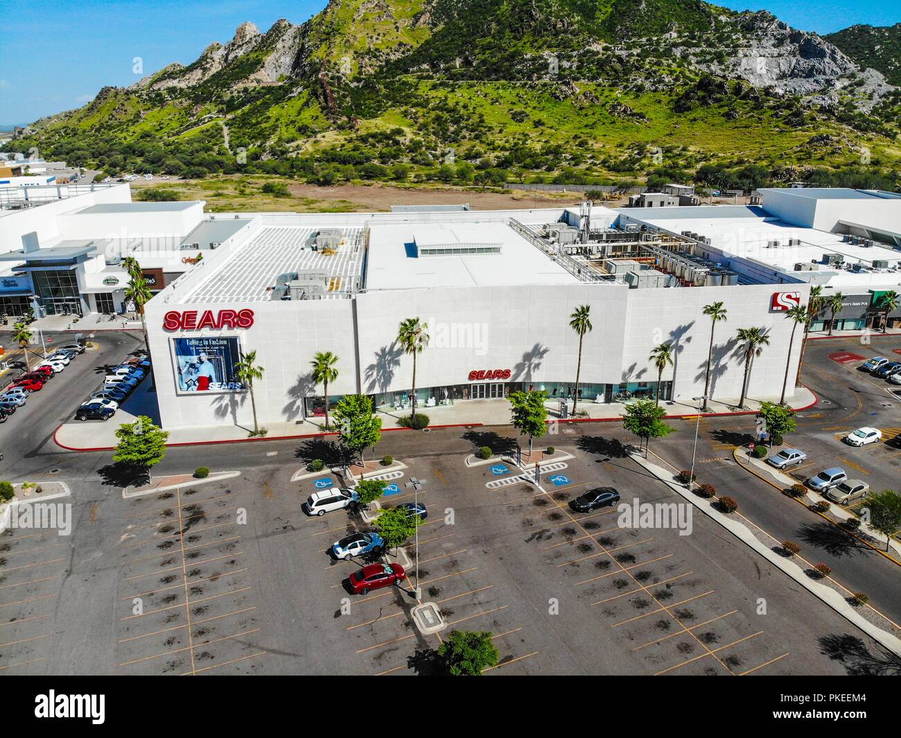 Paisaje urbano, paisaje de la ciudad de Hermosillo, Sonora, Mexique. De Estacionamiento autos y centro comercial Galerias Mall. Casino Central. Sears. Banque D'Images