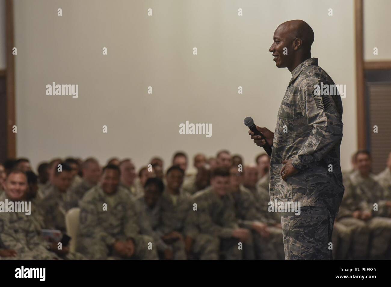 Le sergent-chef en chef de l'Armée de l'air Kaleth O. Wright parle aux aviateurs de l'US Air Force au cours d'un appel à tous les soldats à la base aérienne de Ramstein, en Allemagne, le 26 juillet 2018. Wright a visité de nombreuses unités de parler d'aviateurs sur les questions s'. Banque D'Images