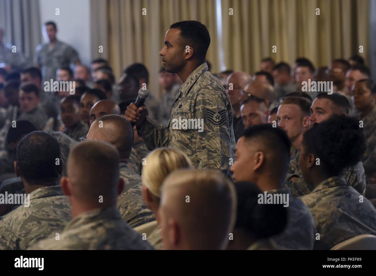 Un aviateur pose une question au cours d'un appel à tous les soldats avec le sergent-chef en chef de l'Armée de l'air Kaleth O. Wright à base aérienne de Ramstein, en Allemagne, le 26 juillet 2018. Wright a abordé les thèmes à inclure la U.S. Air Force changement uniforme de la politique de l'usure des futurs schémas de camouflage opérationnel. Banque D'Images