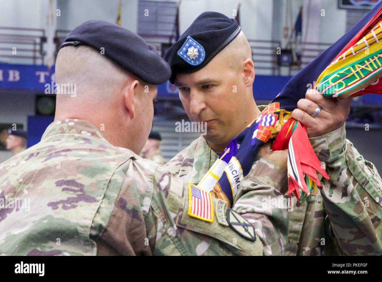 LTC Erich Schneider (à droite), accepte le 1er Bataillon, 87e Régiment d'infanterie, couleurs, signifiant sa prise de commandement de la 1ère Brigade Combat Team, 10e division de montagne, le colonel commandant du Shane Morgan pendant 1-87dans's Cérémonie de passation de commandement tenue au complexe sportif de Magrath, Fort Drum, N.Y., 31 juillet 2018. Banque D'Images