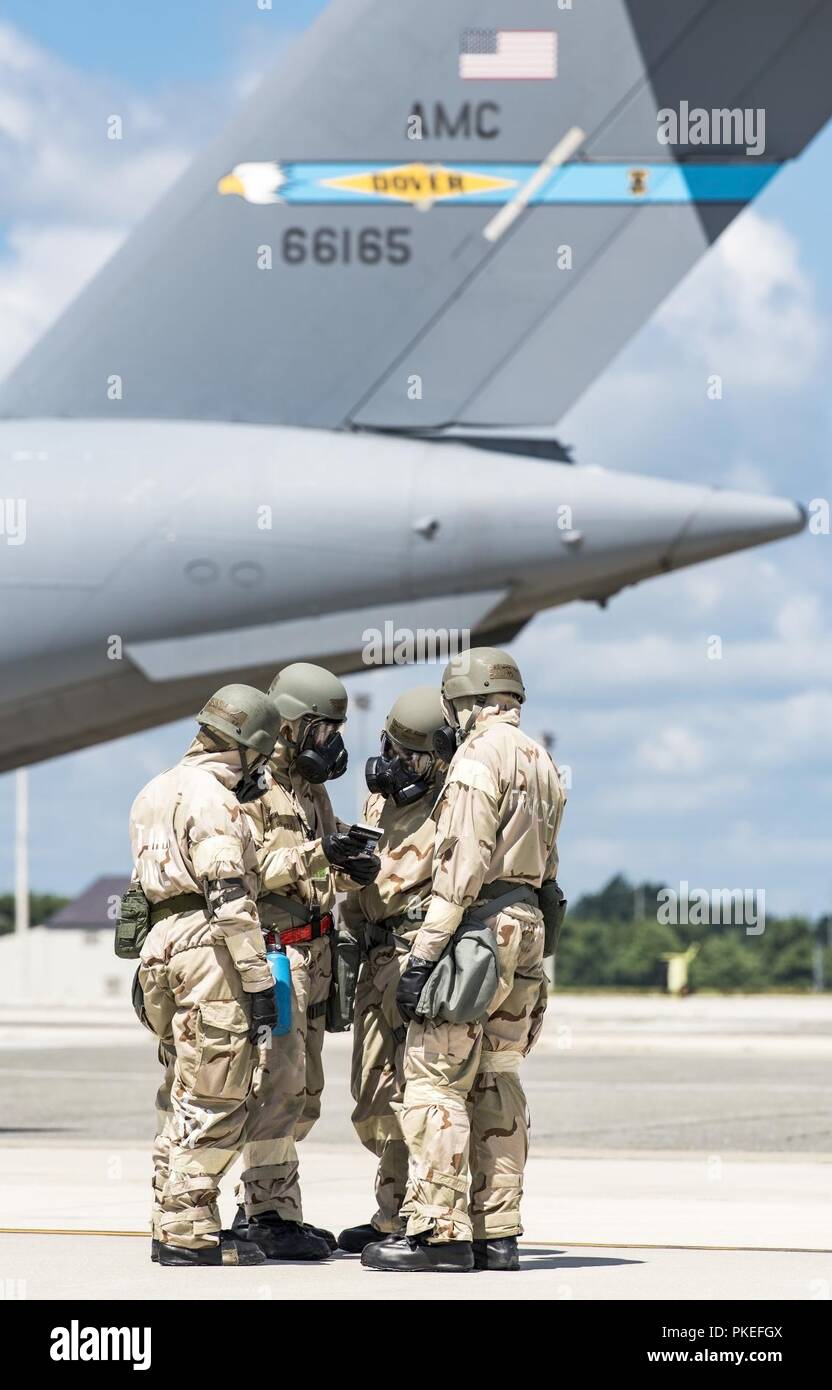 Les membres de l'équipe de Dover en revue les procédures avant de marcher autour d'un C-17 Globemaster III en posture de protection axé sur la Mission, le 26 juillet 2018 d'engrenage, à Dover Air Force Base, Del. Plus de 250 aviateurs Dover de l'équipe ont participé à l'exercice Vengeant Eagle 2.0. Banque D'Images