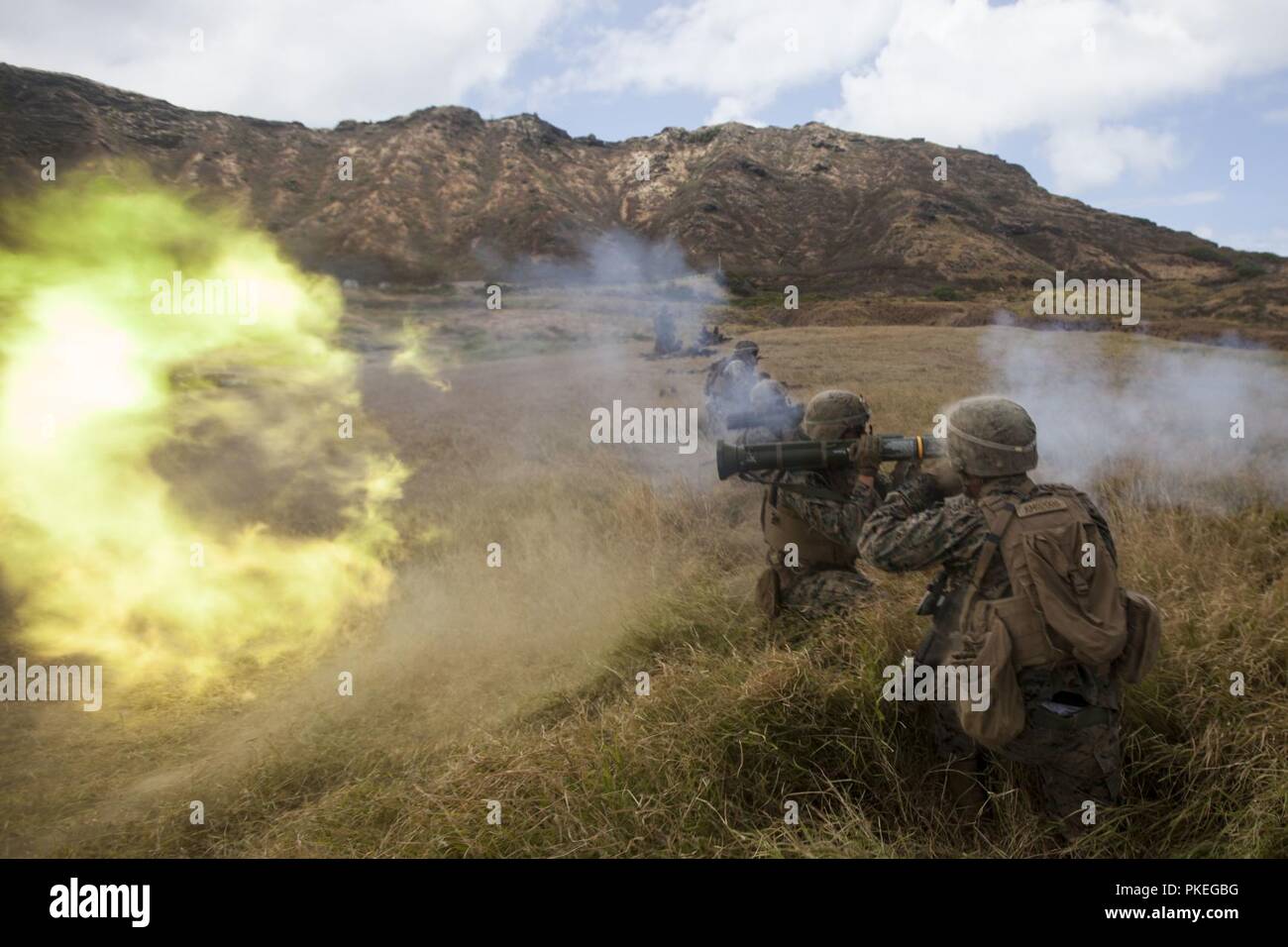 Le Corps des Marines des États-Unis. Shane Craig, un carabinier avec Lima compagnie, 3e Bataillon, 3e Régiment de Marines, III Marine Expeditionary Force, les incendies à un lanceur de fusée a4 lors d'un un exercice à la plage de La Baie de Kaneohe, Centre de Formation de Base du Corps des Marines New York, 3 août 2018. Au cours de l'exercice, les Marines américains utilisés machine gun répression et les tirs de mortier sur les forces ennemie, tandis que les fantassins d'assaut vers eux. Banque D'Images