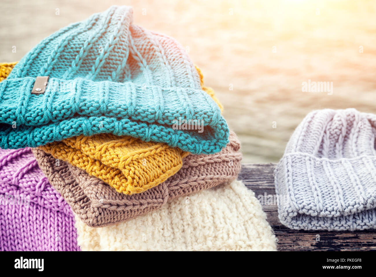 Fond beau bleu et jaune d'hiver tricot beaucoup hat. Crochet fait main.  Close-up de chapeaux tricotés de bleu, jaune, rose et blanc Photo Stock -  Alamy