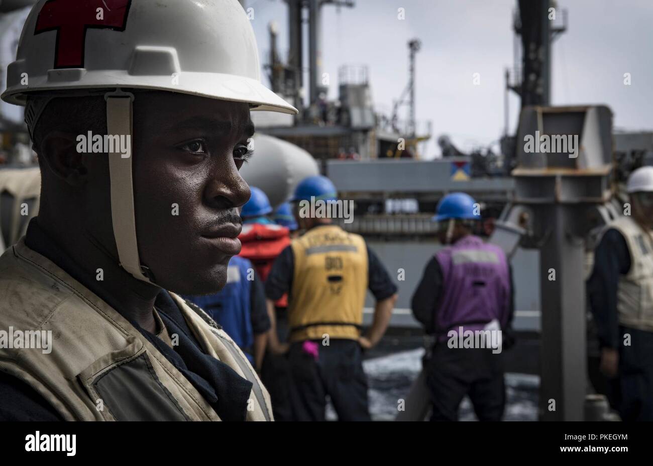 Mer (Aug. 3, 2018) Hospital Corpsman Hospitalman Jordan Peterson signifie regarder de sécurité médicale à bord de la classe Arleigh Burke destroyer lance-missiles USS Carney (DDG 64) au cours d'un ravitaillement en mer avec le transport maritime militaire rapide Commande de navire de soutien au combat de l'USNS Leroy Grumman (T-AOE 195) du 3 août 2018. Carney, l'avant-déployé à Rota, en Espagne, est sur sa cinquième patrouille dans la sixième flotte américaine zone d'opérations à l'appui d'alliés et de partenaires régionaux ainsi que les intérêts de sécurité nationale des États-Unis en Europe et en Afrique. Banque D'Images